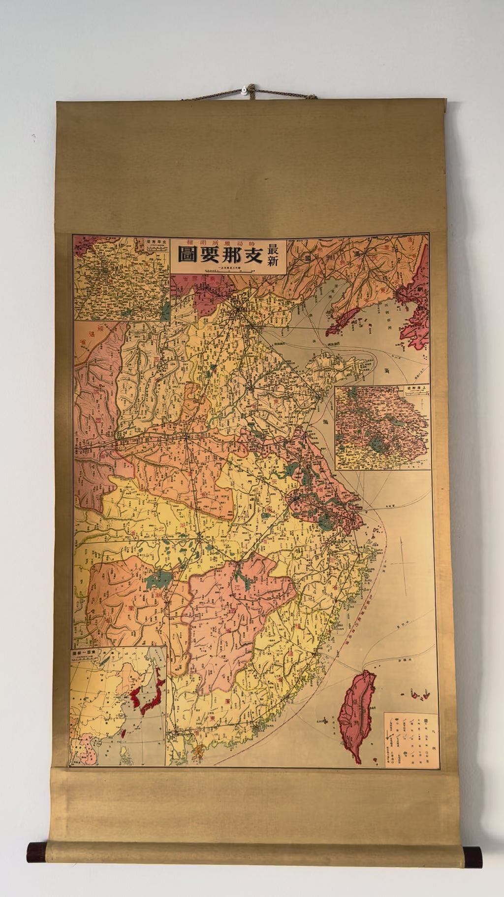 Vintage Japanese Map “Saishin Shina Yōzu” 最新支那要圖 – l Educational Wall Scroll, Cartographic Print