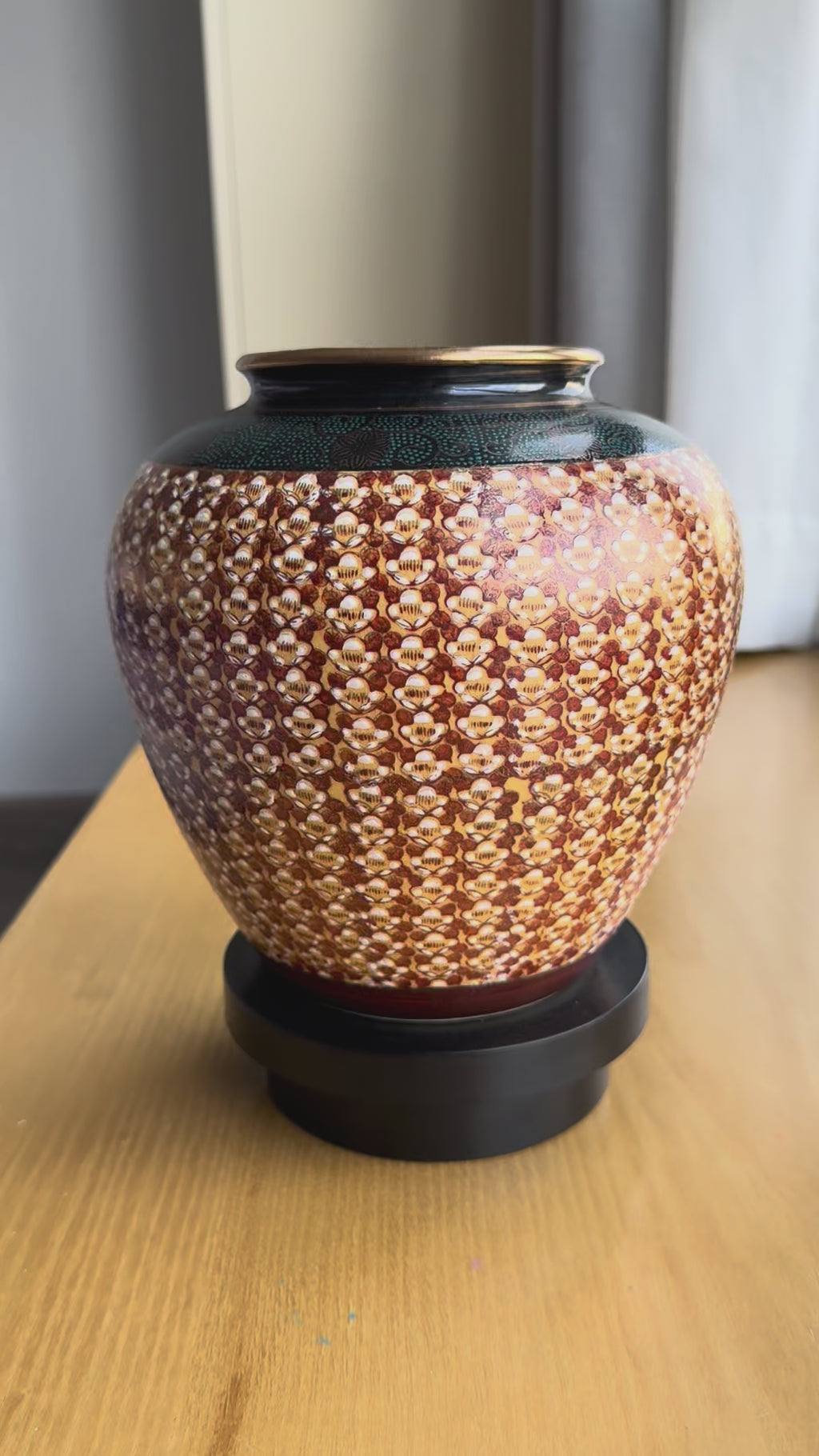 Kutani Vase , Full-Body Hand-Painted Pattern in Red & Gold