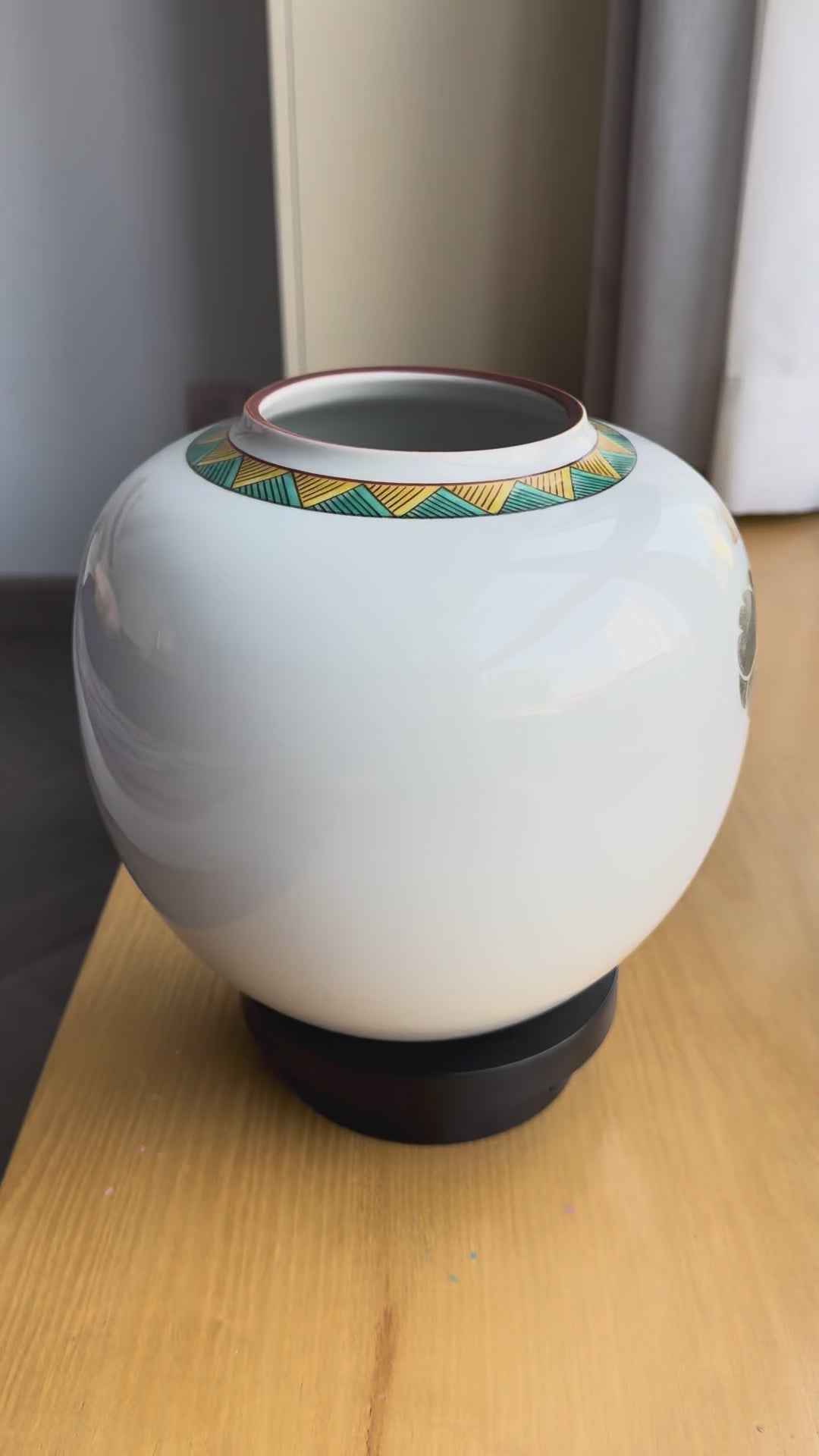 Kutani White Floral Vase | Japanese Porcelain with Gold Leaf Motifs