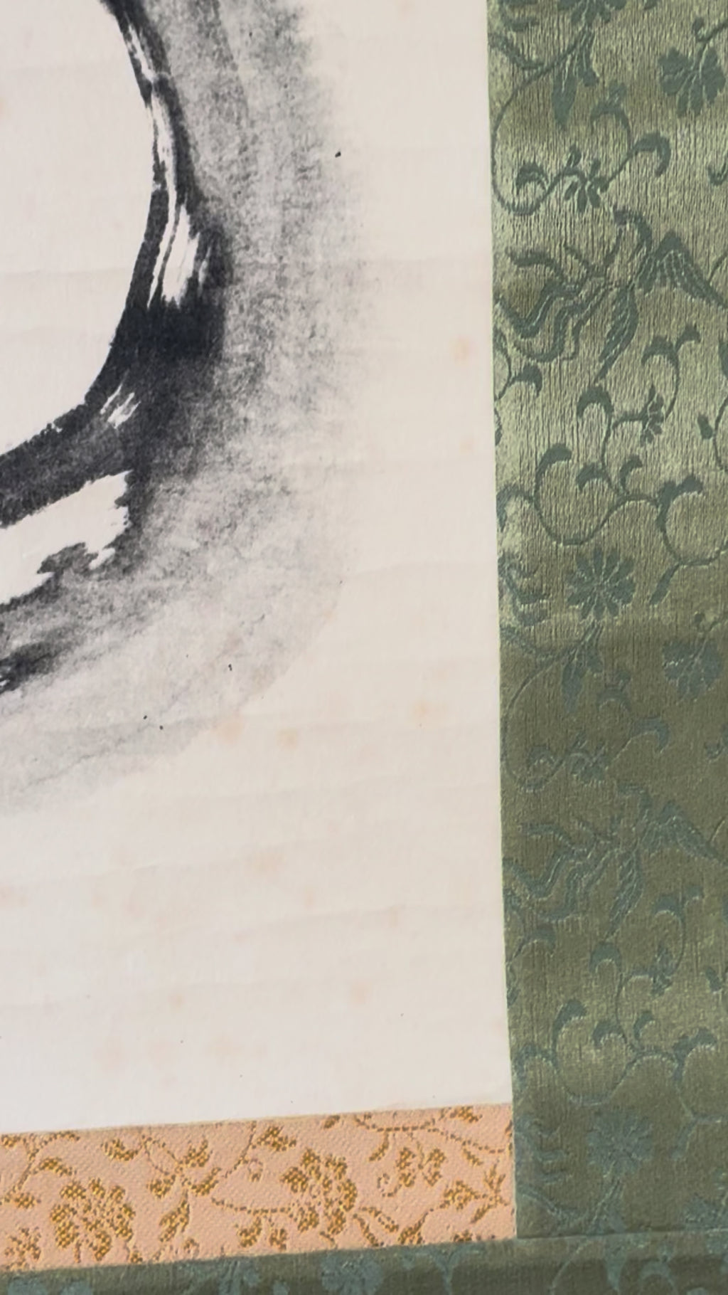 Vintage Japanese Calligraphy Hanging Scroll – Zen Phrase with Bold Ink Brushwork