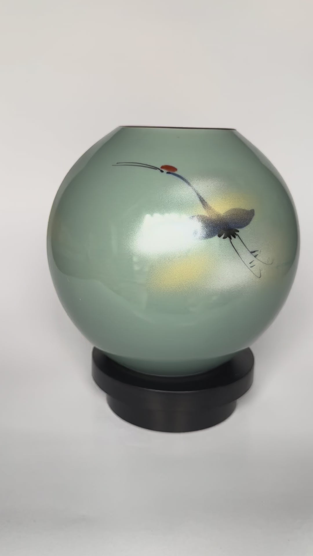 Kutani Japanese Crane Vase – Hand-Painted Porcelain Sphere with Elegant Flying Cranes